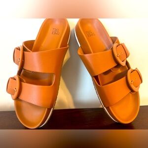 Comfortable sandals for the spring and summer. Size 7.